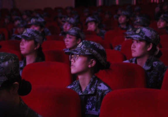 图为新生们认真听讲.jpg