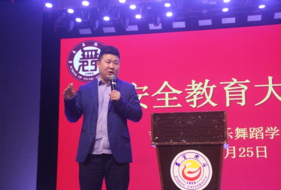 图为2020级新生辅导员鲁明新发言现场.jpg