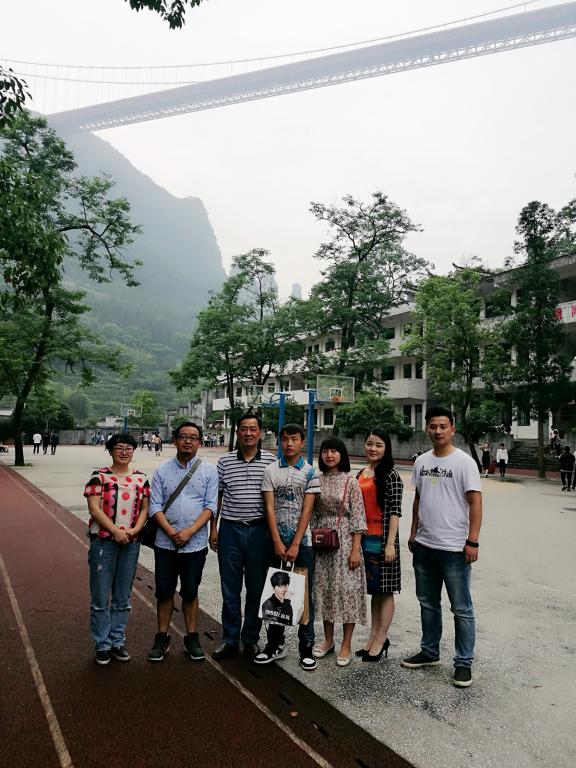 公司领导与看望联团村结对帮扶户合影