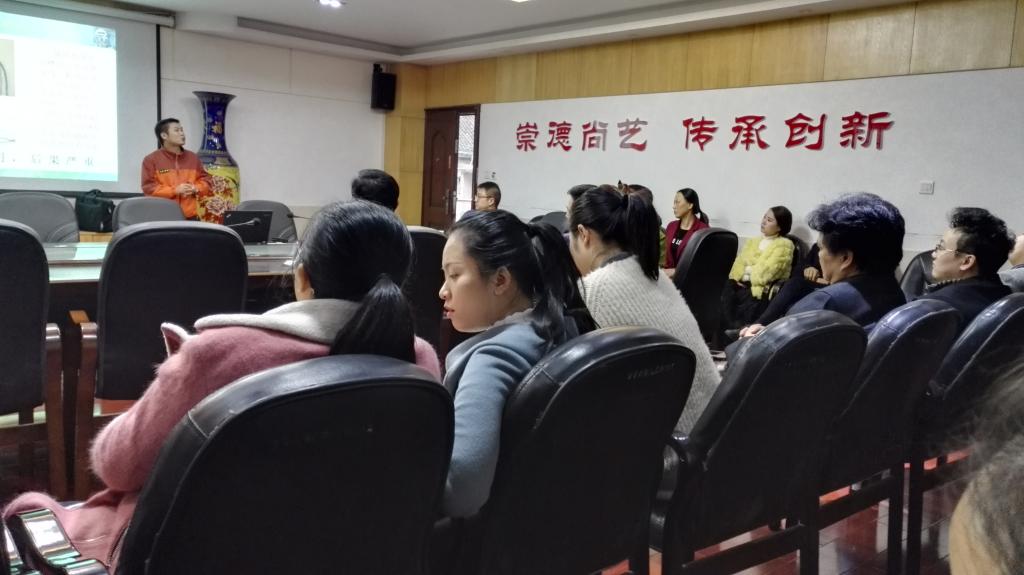 图为学院教职工在聆听消防安全知识
