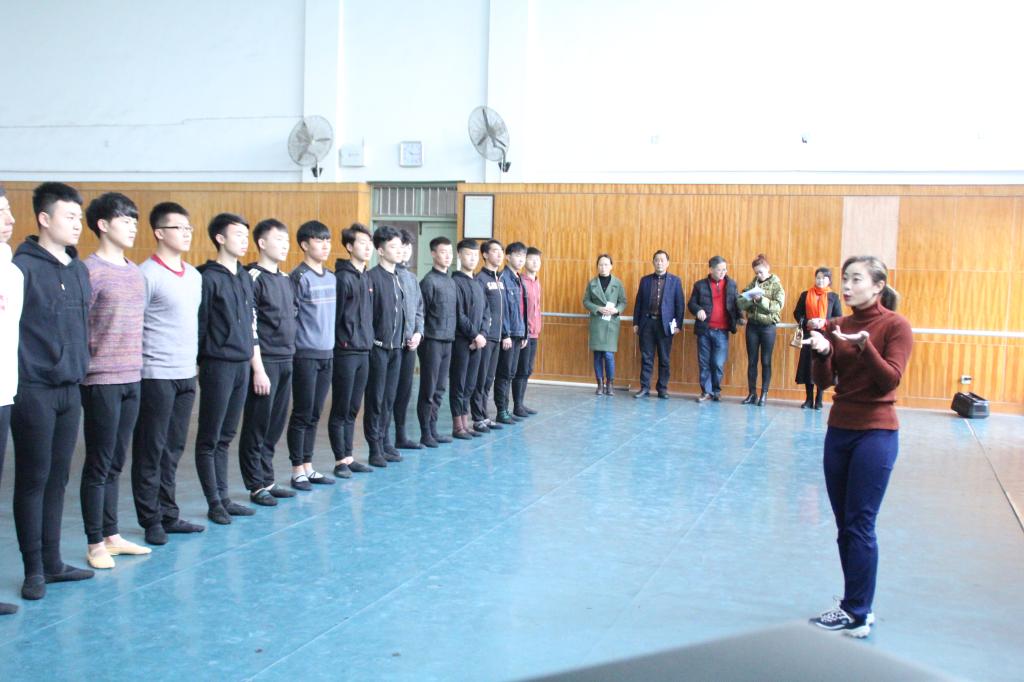 图为龙先琼副董事长深入课堂查看新学期员工上课情况
