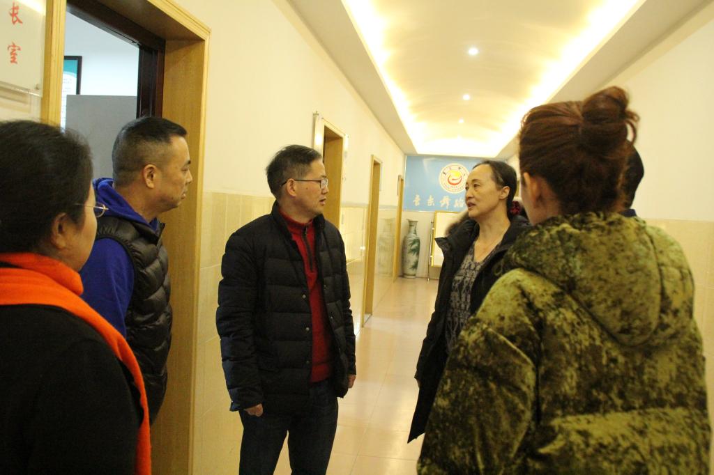 图为龙先琼副董事长与学院领导、教师亲切交流