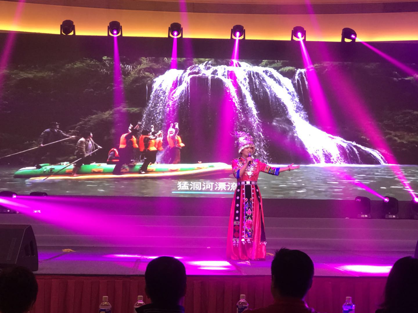 图为乐之乐博士在演唱《美美的湘西》