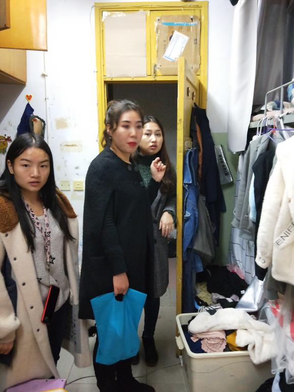 图为 班主任老师在宿舍检查过程中