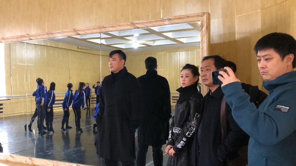 图为彭业锦书记一行到吉林省歌舞团排练现场看望排练的毕业生