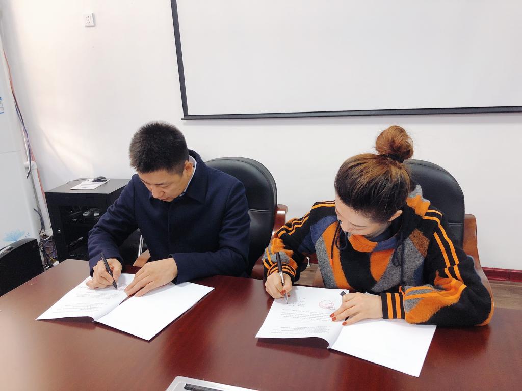 图为肖笛副经理和吉林省歌舞团领导签订毕业生就业基地建设合作协议