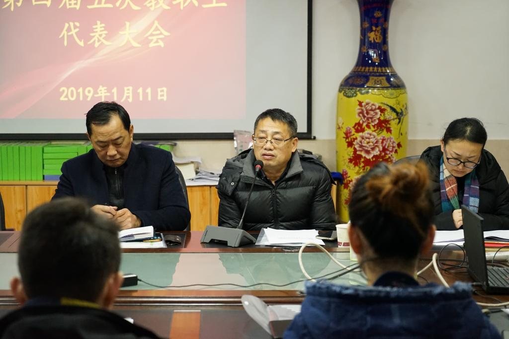 图为校工会副主席吴恒忠做指导发言