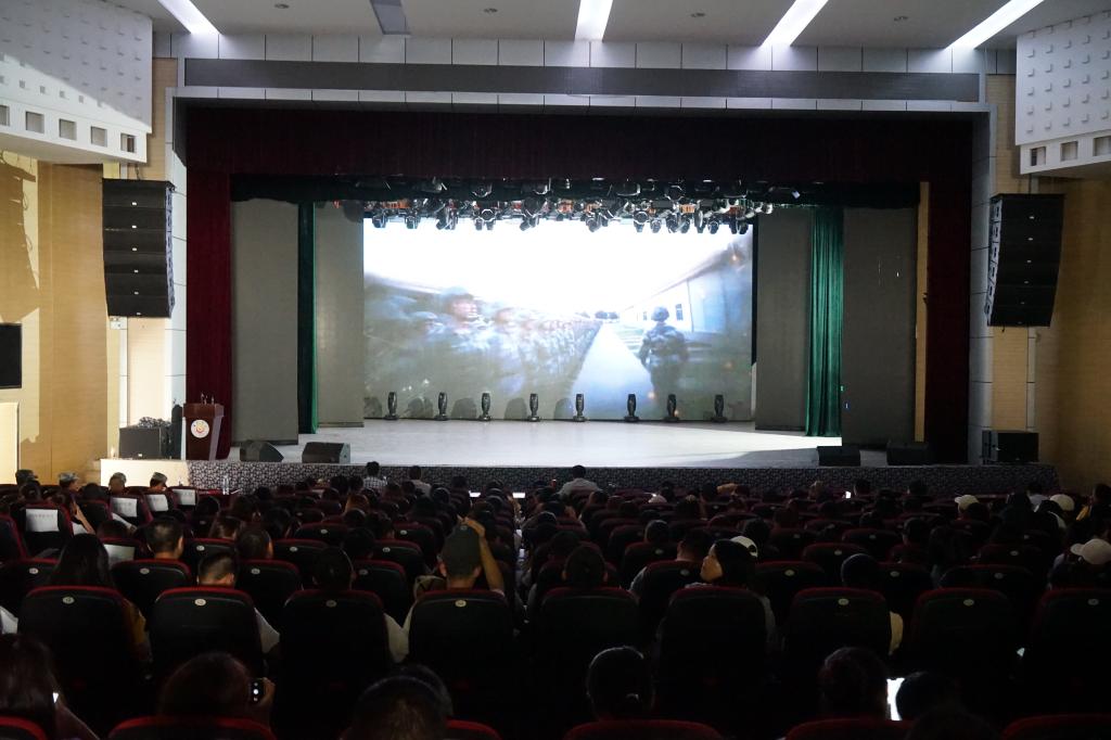图为参会人员认真观看记录片《民族的吼声》