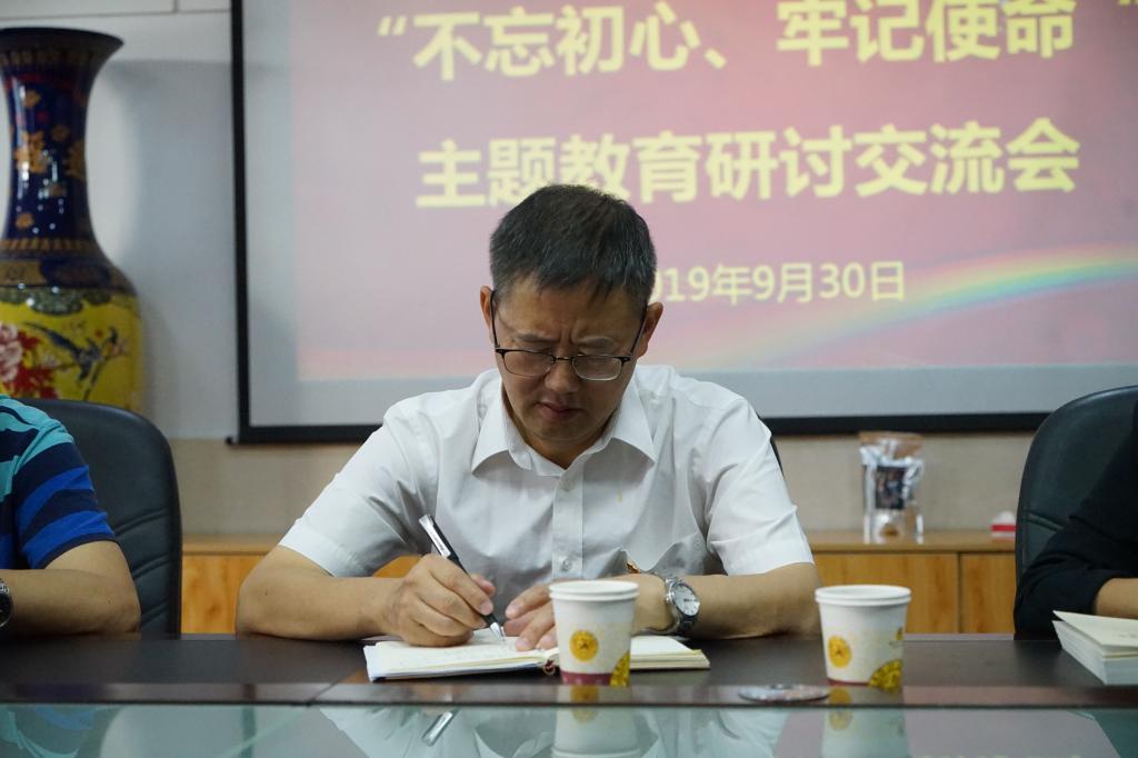图为龙先琼副董事长认真听取大家的研讨发言